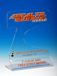 Troféu em acrílico personalizado — modelo 1 | Falcão Brindes