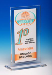 Troféu em acrílico personalizado — modelo 2 | Falcão Brindes